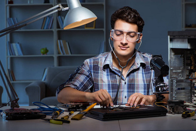 專注的技藝 厄瓜多爾青年技師在辦公室場景下的專業維修時刻